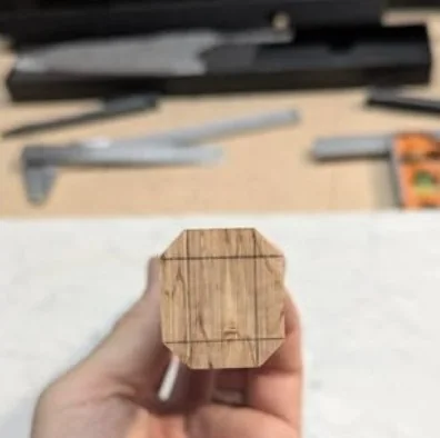 Dans l’atelier, tracé de la section octogonale sur une pièce de bois