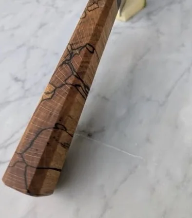 Manche brun aux lignes et veinages contrastés
